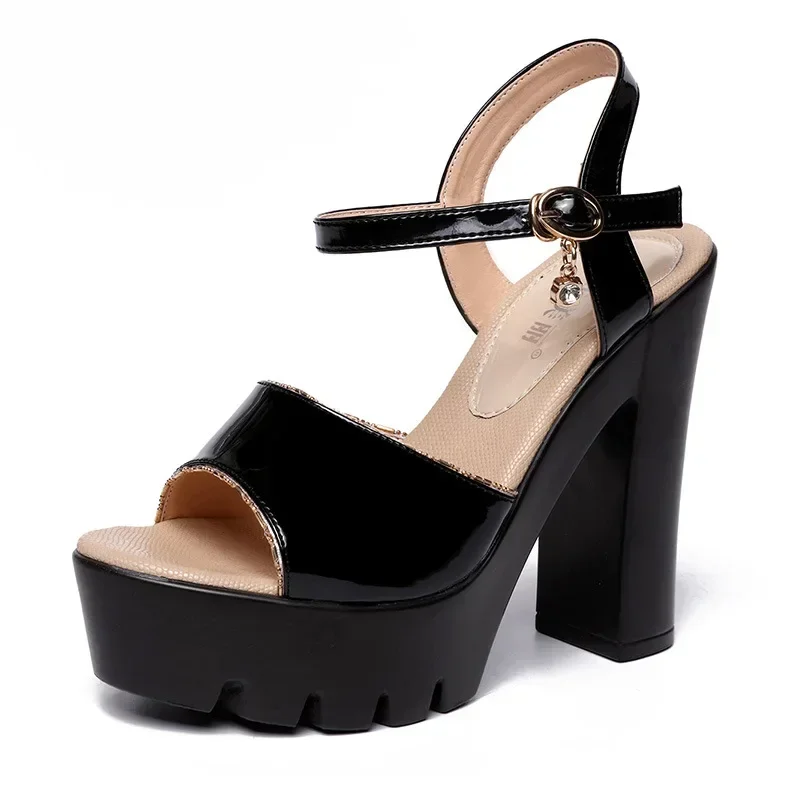 Sandales en cuir verni à fond  - Chunky Sneaker Platform avis et prix