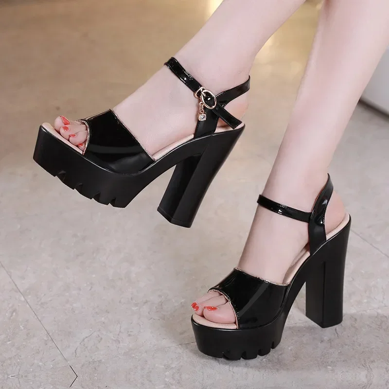 Sandales en cuir verni à fond  - Chunky Sneaker Platform avis et prix